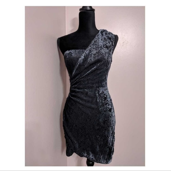 SILENCE + NOISE UO ONE SHOULDER VELVET DRESS - Picture 2 of 6